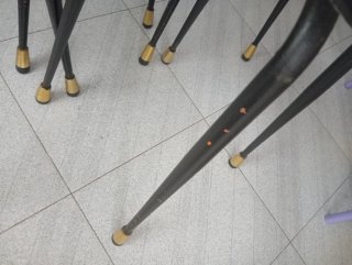 Antiguas banquetas madera y metal