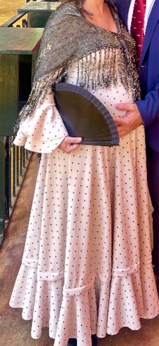 Traje de flamenca lunares. Ideal para embarazadas