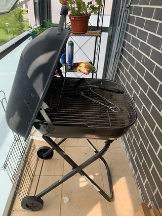 Barbacoa negra con ruedas