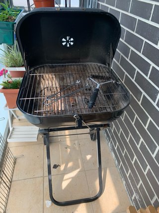 Barbacoa negra con ruedas