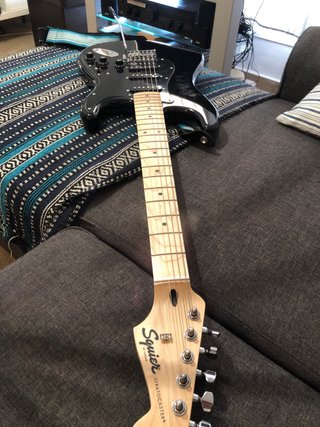 Squier Stratocaster Negra, apenas usada