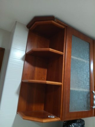 Armario de cocina de madera con puertas de cristal