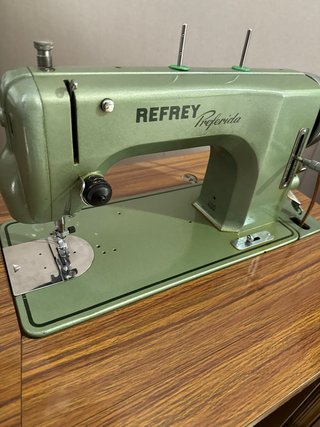Mueble de máquina de coser de madera
