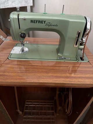Mueble de máquina de coser de madera