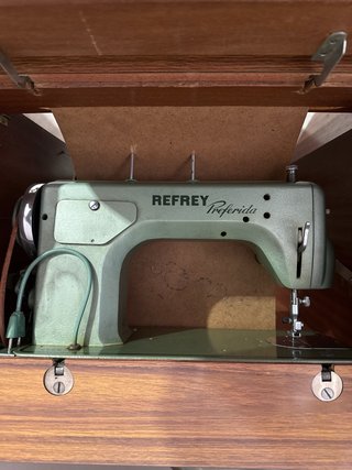 Mueble de máquina de coser de madera