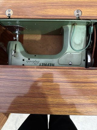 Mueble de máquina de coser de madera