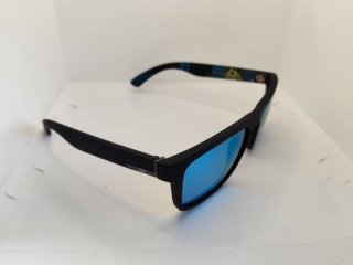 Gafas de sol negras con lentes azules