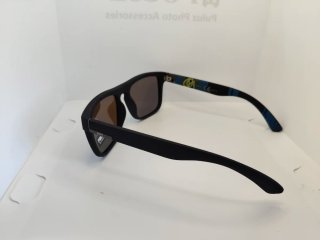 Gafas de sol negras con lentes azules