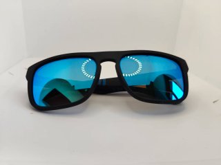 Gafas de sol negras con lentes azules