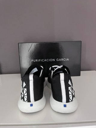 Zapatillas Purificación García Negras y Blancas