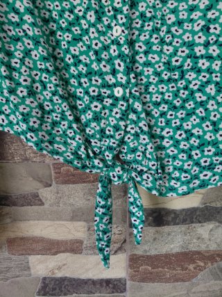 Blusa H&M verde estampado flores talla S