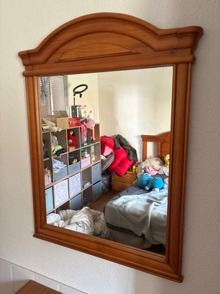 Espejo de madera con marco curvo