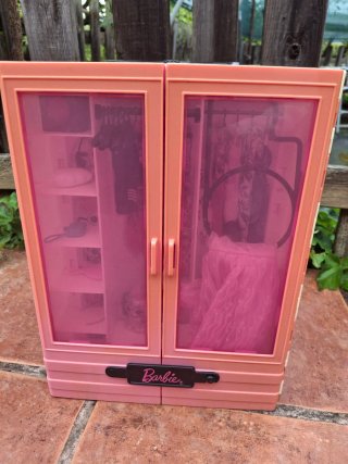 Guardaroba Barbie con accessori