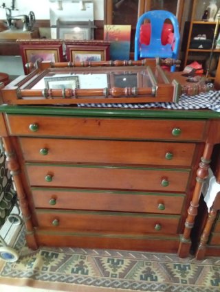 Cómoda de madera con espejo y 2 mesitas