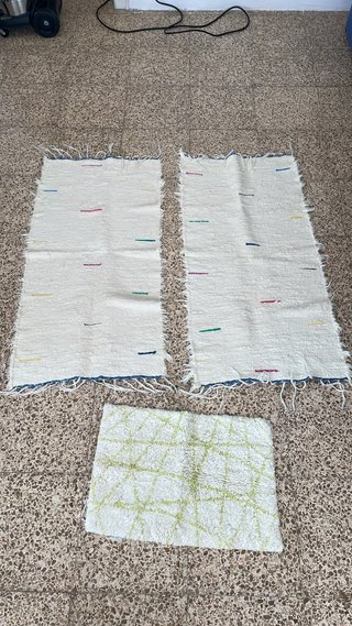 Alfombras blancas con detalles de colores