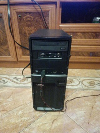 Ordenador de sobremesa negro