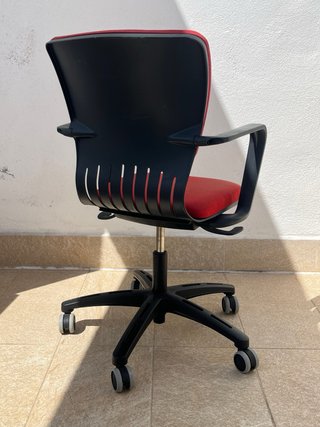 Silla de oficina ergonómica roja
