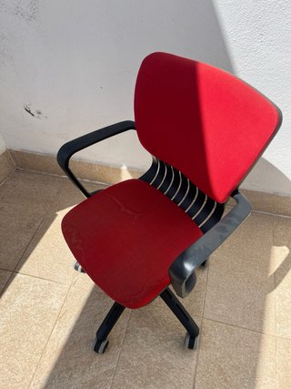 Silla de oficina ergonómica roja