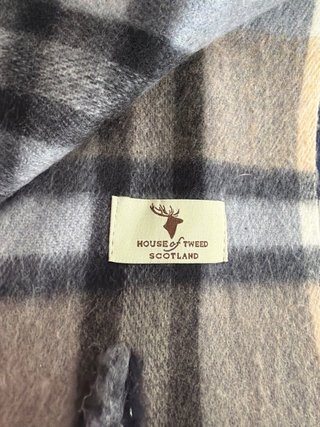 Bufanda de cuadros beige y gris