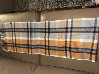 Bufanda de cuadros beige y gris