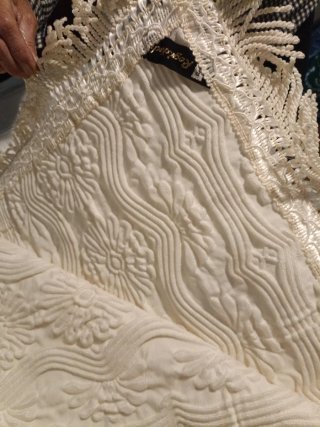 Colcha de algodón beige y blanco