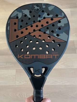 Pala de pádel Kombat.