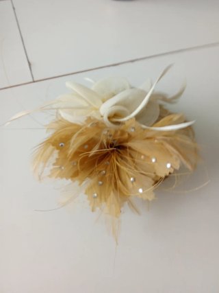 Tocado Beige y Dorado para Eventos