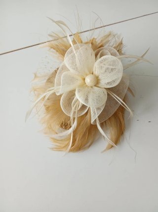 Tocado Beige y Dorado para Eventos