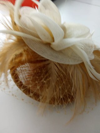 Tocado Beige y Dorado para Eventos