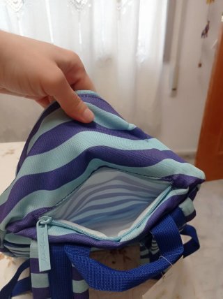 Mochila de rayas azules con estampado