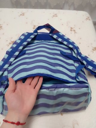 Mochila de rayas azules con estampado