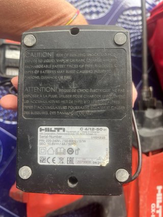 Clavadora Hilti GX-IE con batería, cargador y gas.
