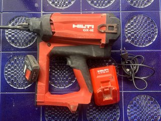 Clavadora Hilti GX-IE con batería, cargador y gas.