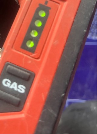 Clavadora Hilti GX-IE con batería, cargador y gas.