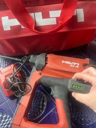 Clavadora Hilti GX-IE con batería, cargador y gas.