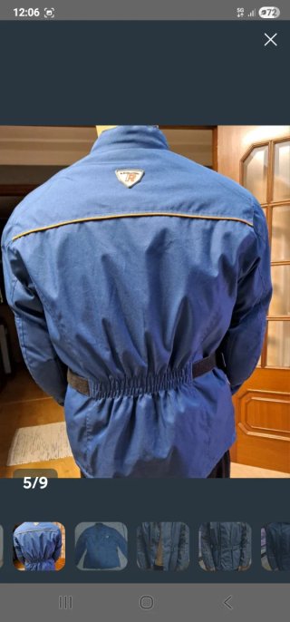 Chaqueta de moto azul con cinturón