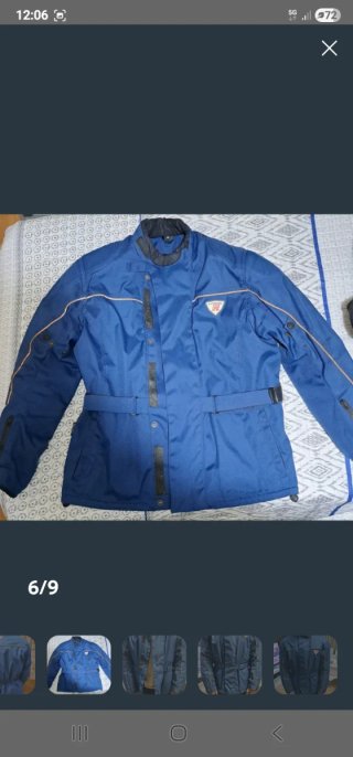 Chaqueta de moto azul con cinturón