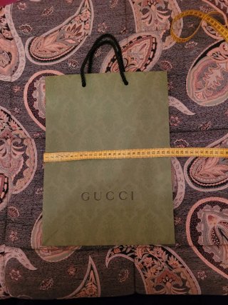 Sacchetto e scatola Gucci verdi