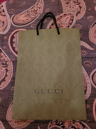 Sacchetto e scatola Gucci verdi
