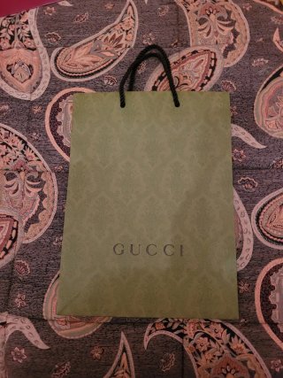 Sacchetto e scatola Gucci verdi