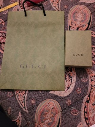 Sacchetto e scatola Gucci verdi