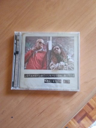 CD Jota Mayúscula / Lion Sitte - Proyecto 5.0