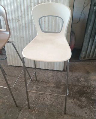 Sillas altas taburetes / Precio unidad ( hay 17 )