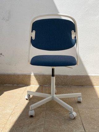 Silla de escritorio Ikea azul y blanca