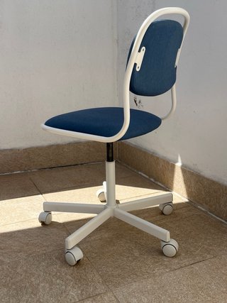 Silla de escritorio Ikea azul y blanca