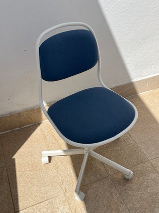 Silla de escritorio Ikea azul y blanca