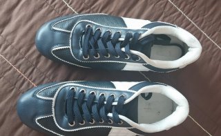 Zapatillas deportivas azules y blancas