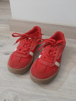 Zapatillas Stradivarius rojas y blancas talla 39