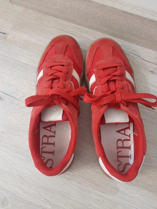 Zapatillas Stradivarius rojas y blancas talla 39