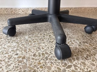 Sillón de oficina giratorio negro